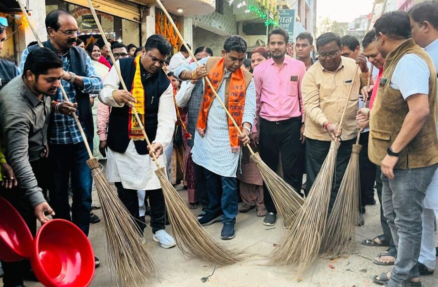 बलौदाबाजार के श्रीराम मंदिर परिसर में साफ-सफाई अभियान में शामिल हुए खेल एवं युवा कल्याण मंत्री