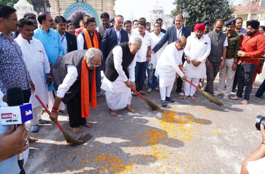 प्रधानमंत्री के आह्वान पर प्रदेश भर के मंदिरों में चल रही साफ-सफाई