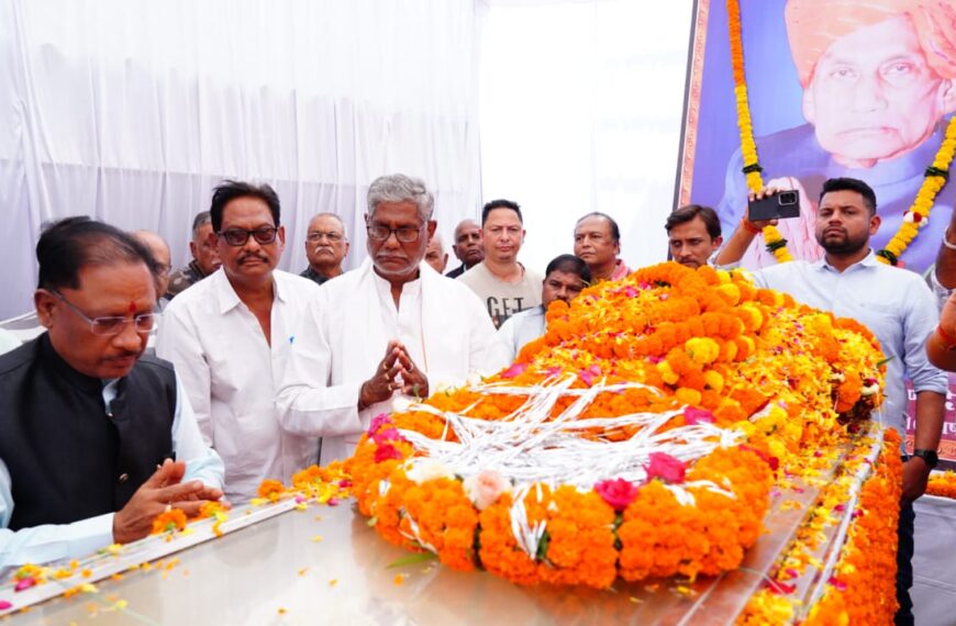 मुख्यमंत्री ने स्वर्गीय कुमार लक्ष्मी नारायण देव को दी श्रद्धांजलि