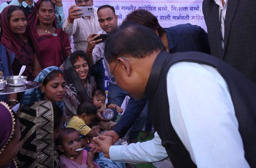 मुख्यमंत्री ने महिला एवं बाल विकास विभाग के स्टॉल में शिशुओं को कराया अन्नप्राशन, गर्भवती महिलाओं को सुपोषण किट, किशोरियों को उपहार प्रदान किया