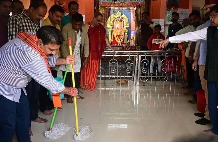 गृहमंत्री विजय शर्मा ने हनुमान मंदिर में लगाया पोछा