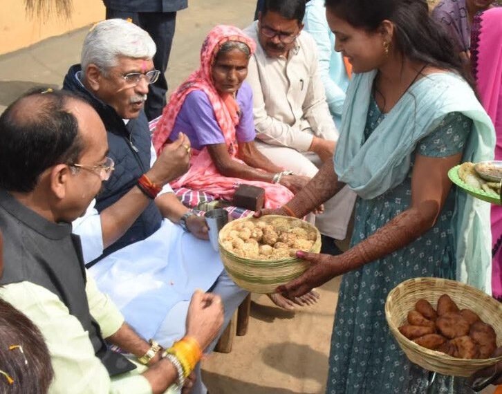 केन्द्रीय मंत्री गजेन्द्र सिंह शेखावत को कमार परिवारों ने खिलाया तिल का लड्डू