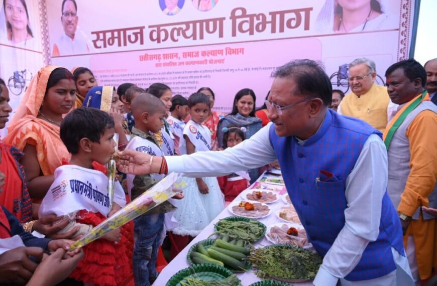 बच्चों के हाथों में केक देखकर मुख्यमंत्री ने पूछा किसका जन्मदिन है, बच्चों का जवाब सुनकर उन्होंने खुद काटा केक..