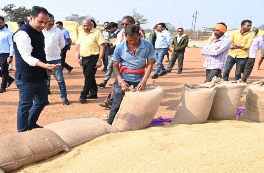 धान खरीदी केंद्र का निरीक्षण करने पहुंचे कलेक्टर, किसानों से की चर्चा, धान के शीघ्र उठाव के दिए निर्देश