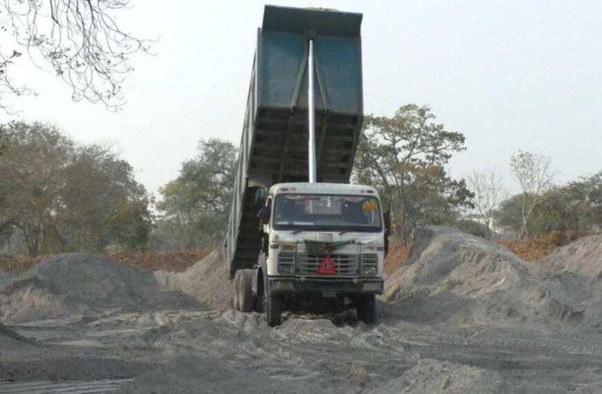 माफियाओं को जिला प्रशासन की छूट : जगह-जगह डंप कर रहे जहरीले राखड़, कलेक्ट्रेट से कुछ ही दूरी पर रोजाना फेंक रहे सैकड़ों ट्रक राखड़