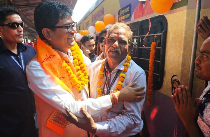 वित्त मंत्री ओ.पी.चौधरी ने अयोध्या धाम दर्शन को जा रहे रायगढ़ के श्रद्धालुओं के पहले जत्थे को बिलासपुर रेल्वे स्टेशन से किया रवाना