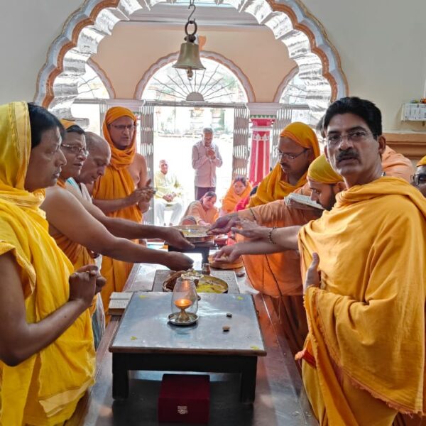 बड़े मंदिर में स्वर्ण कलश से ट्रस्टी भरत जैन भोरावत ने किया मूलनायक भगवान का अभिषेक, शांतिधारा