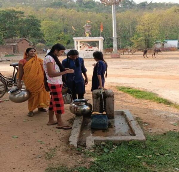 महासमुंद में भीषण गर्मी से बढ़ी शुद्धपेय जल की समस्या, 800 आबादी के गांव में केवल एक बोर