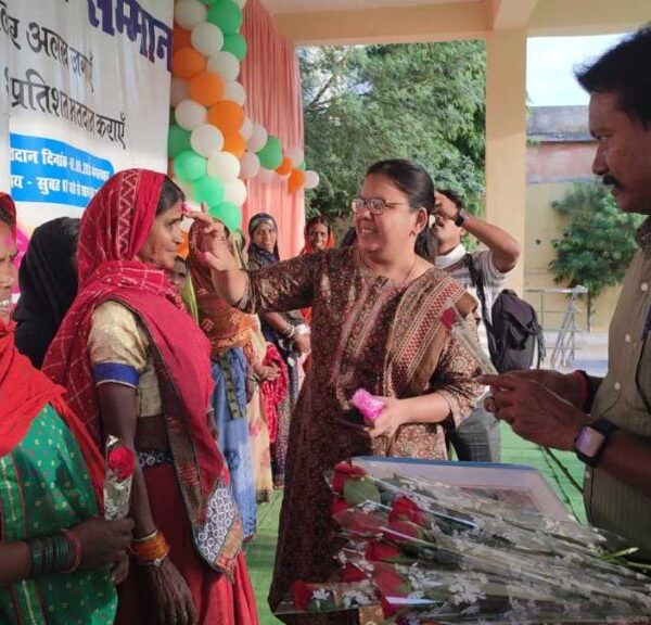 लोकतंत्र के महापर्व में भागीदारी निभाने लौंटे मजदूर, श्रमिकों को तिलक लगाकर दिया मतदान का आमंत्रण