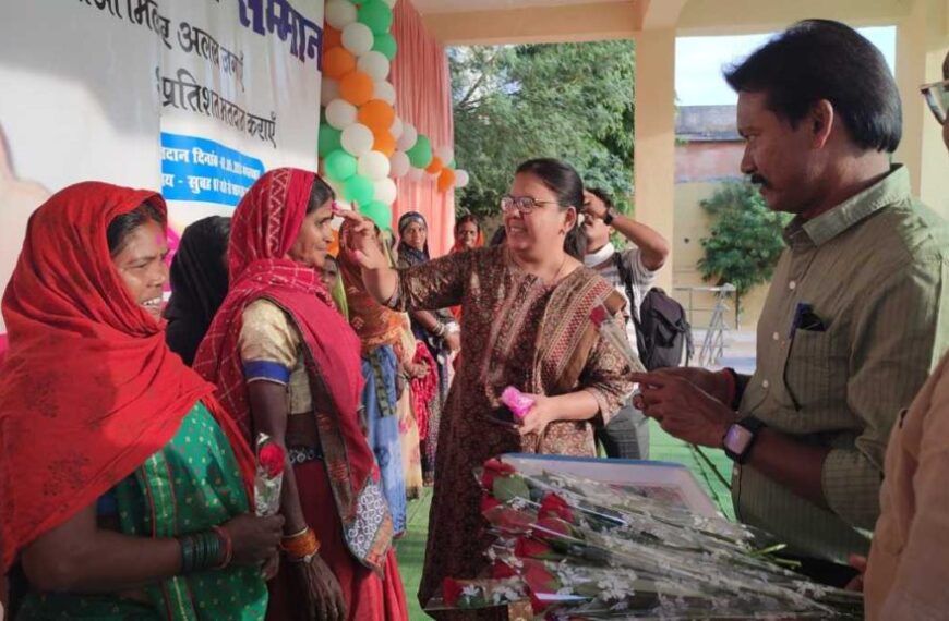 लोकतंत्र के महापर्व में भागीदारी निभाने लौंटे मजदूर, श्रमिकों को तिलक लगाकर दिया मतदान का आमंत्रण