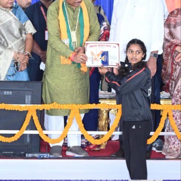 धमतरी में आयोजित मिशन अव्वल समारोह में शामिल हुए मुख्यमंत्री विष्णु देव साय