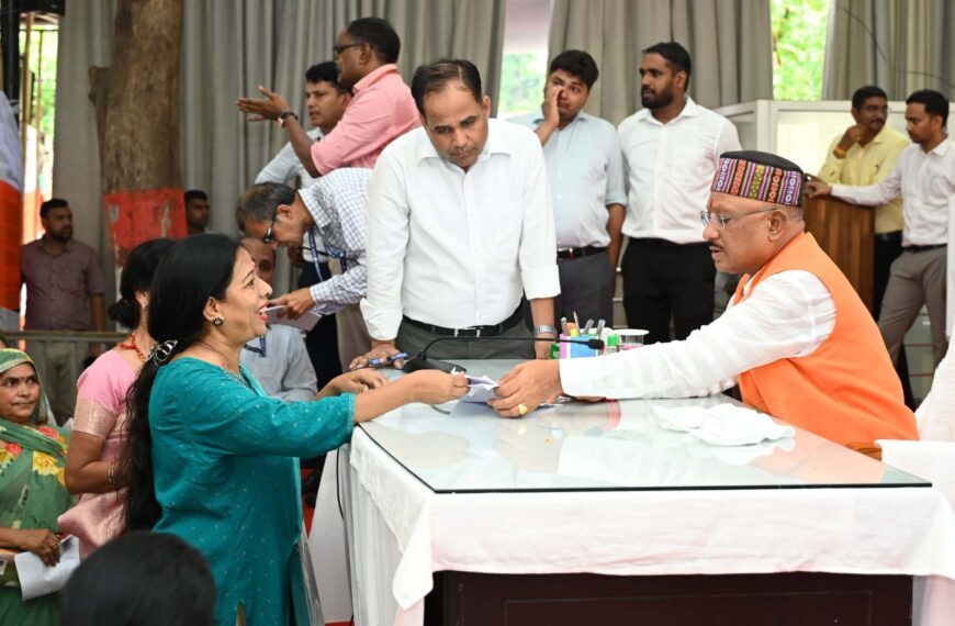 मुख्यमंत्री के जनदर्शन में बहनों की मुलाकात, महतारी वंदन योजना के लिए मुख्यमंत्री का जताया आभार