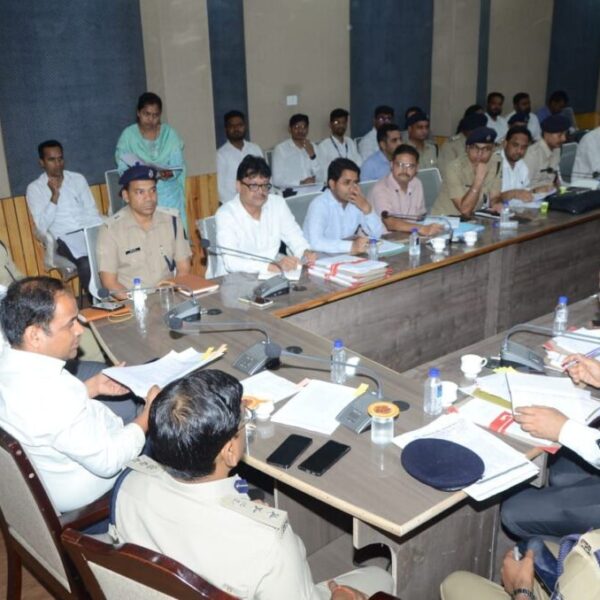 बलौदाबाजार की घटना के बाद रायपुर में भी पुलिस-प्रशासन एक्शन में, कलेक्टर और एसपी ने ली कानून व्यवस्था की बैठक