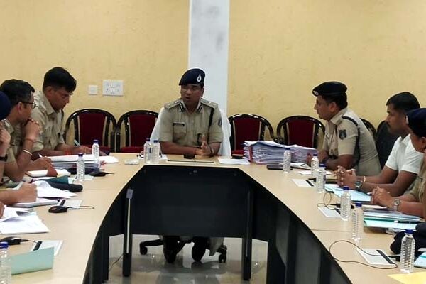 पुलिस अधीक्षक संतोष सिंह ने लिया क्राइम मीटिंग, गौ तस्करों के खिलाफ कड़ी कार्यवाही का निर्देश दिया