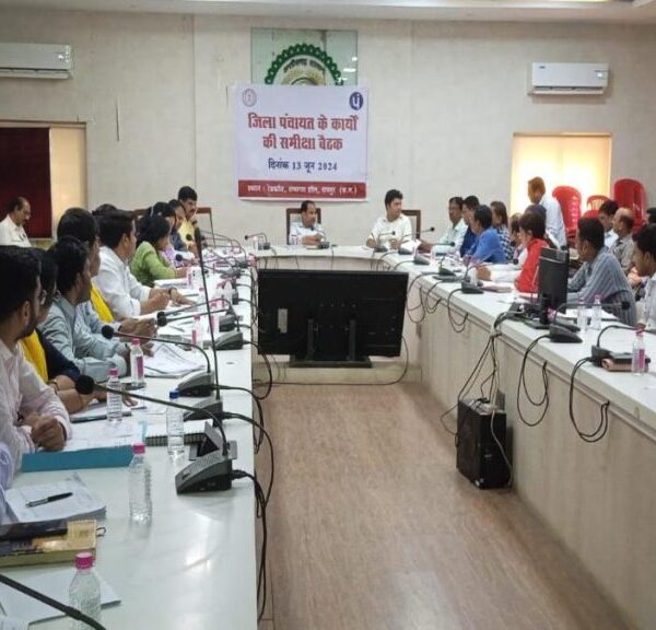 रायपुर कलेक्टर ने की जिला पंचायत के कार्यों की समीक्षा, अधिकारियों को दिए आवश्यक निर्देश