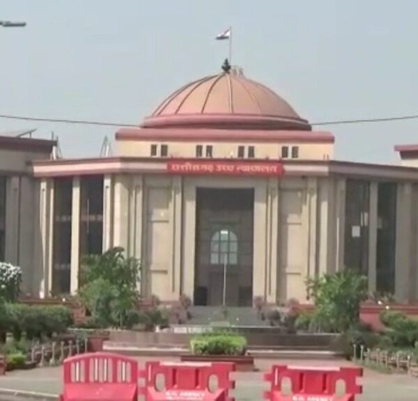 अनुकंपा नियुक्ति मिलते ही मां को भूला बेटा, हाईकोर्ट ने कहा- अब वेतन से कटकर मां के खाते में ट्रांसफर होंगे पैसे