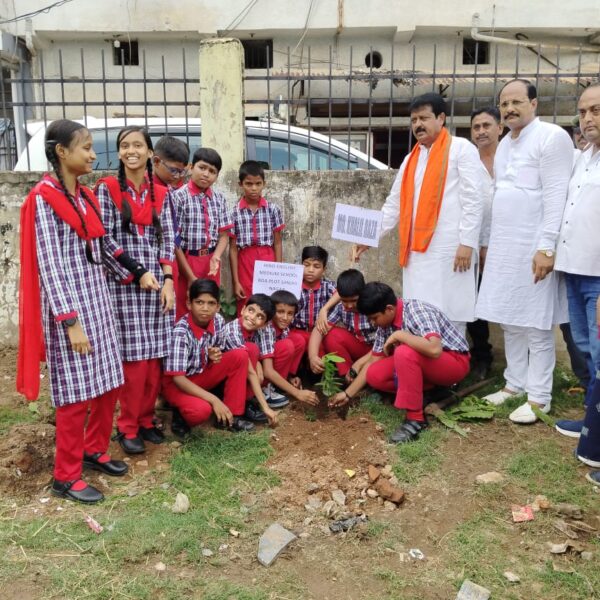 हिन्द इंग्लिश मीडिमय स्कूल में ‘माँ के नाम एक पेड़’अभियान  के तहत लगाये गये पौधे