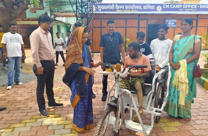 मुख्यमंत्री साय के निर्देश पर दिव्यांग को मिला बैटरी चलित ट्राई सायकल, दिव्यांग के चेहरे में आई मुस्कान, मुख्यमंत्री की धर्मपत्नी कौशल्या साय ने दिव्यांग को भेंट की चाबी