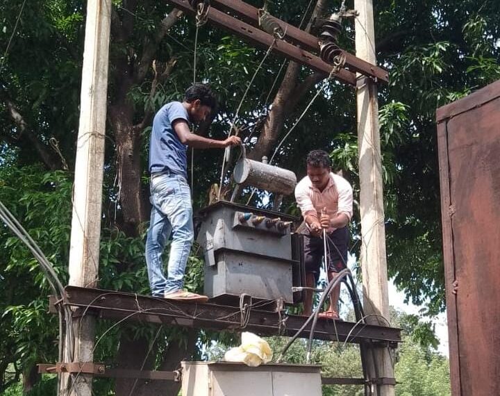 नया ट्रांसफार्मर लगने से रौशन हुआ बारो गांव, सीएम कैंप कार्यालय बगिया की पहल पर ग्रामीणों को मिली अंधेरे से मुक्ति