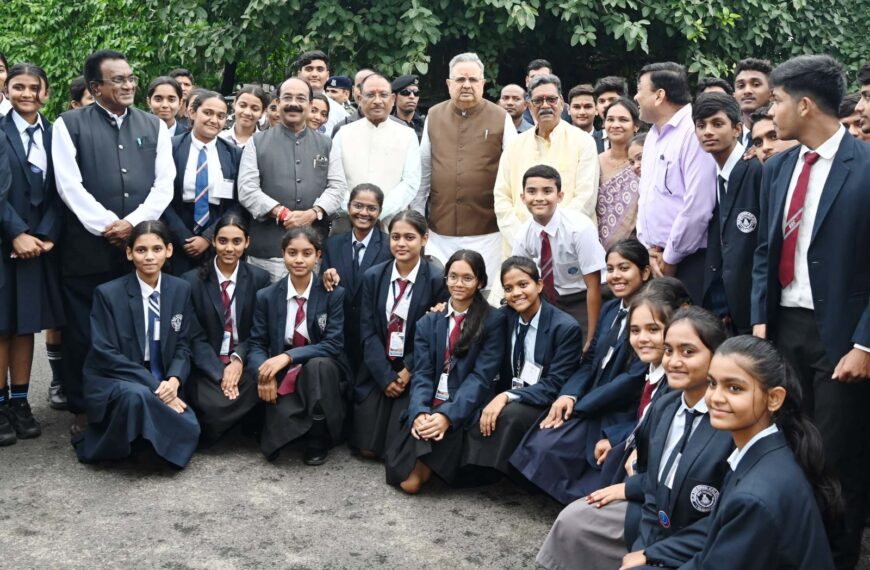 मुख्यमंत्री विष्णु देव साय से रॉयल किड्स कॉन्वेंट स्कूल के विद्यार्थियों ने विधानसभा में की मुलाकात