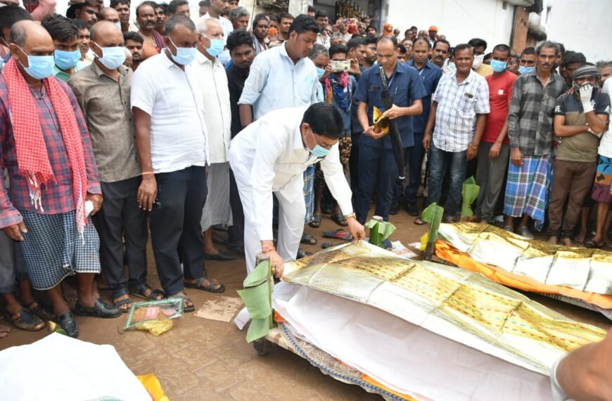 खाद्य मंत्री श्री बघेल ने कुएं में जहरीली गैस से मृतकों के परिजनों से मुलाकात की, परिजनों को अंतिम संस्कार के लिए मौके पर 25-25 हजार की मदद