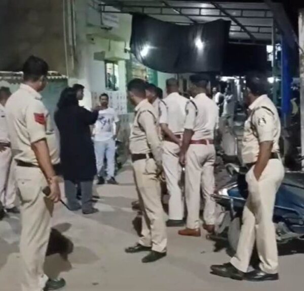 मामूली विवाद को लेकर दो गुटों के बीच हिंसक झड़प, पुलिस छावनी में तब्दील हुआ पूरा इलाका