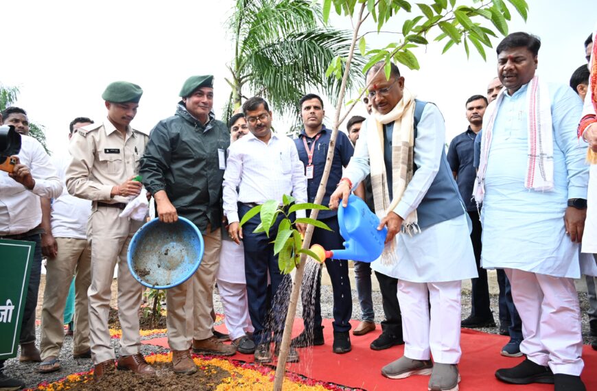 मुख्यमंत्री ने आम का पौधा रोपकर बस्तर ज़िले में की एक पेड़ माँ के नाम महावृक्षारोपण अभियान की शुरुआत