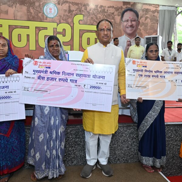 मुख्यमंत्री विष्णु देव साय ने श्रम विभाग के 12 हितग्राहियों को विभिन्न योजनाओं के तहत चेक सौंपे
