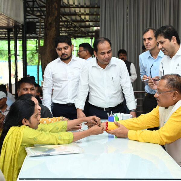 जनदर्शन में मुख्यमंत्री को बहनों ने बांधी राखी, मुख्यमंत्री ने कहा- रक्षाबंधन का देंगे उपहार