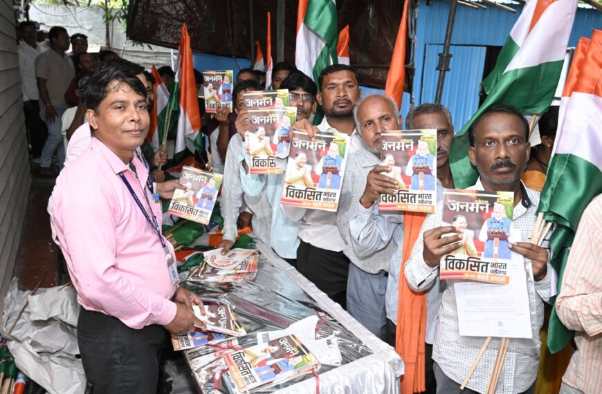 मुख्यमंत्री जनदर्शन में आए लोगों को मिल रही है योजनाओं की जानकारी, ’जनमन’ पुस्तिका का किया गया वितरण