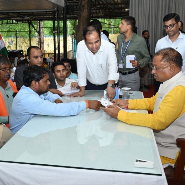 रिमझिम बारिश के बीच जनदर्शन में बड़ी संख्या में पहुंचे आमजन, मुख्यमंत्री ने जनदर्शन में सुनी लोगों की समस्याएं