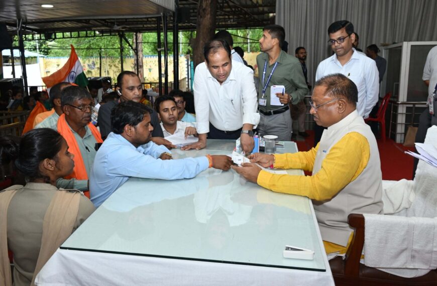 रिमझिम बारिश के बीच जनदर्शन में बड़ी संख्या में पहुंचे आमजन, मुख्यमंत्री ने जनदर्शन में सुनी लोगों की समस्याएं