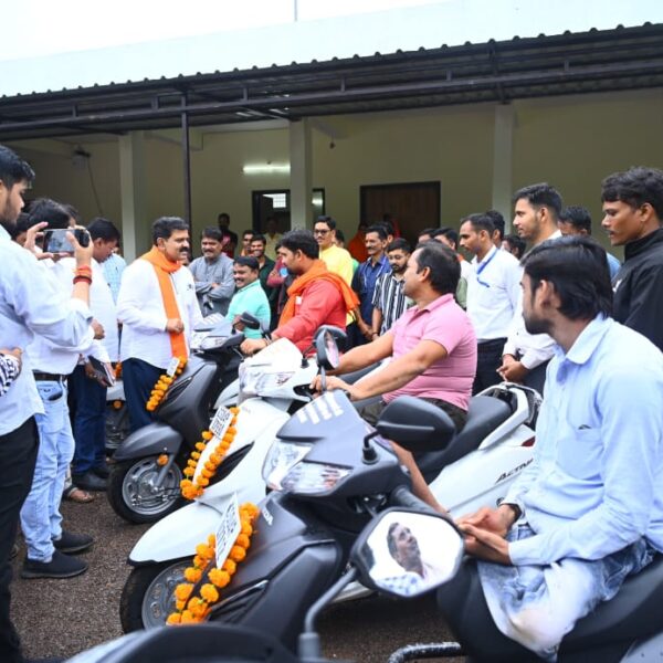 एक दिवसीय प्रवास पर कवर्धा पहुचे प्रदेश के उपमुख्यमंत्री विजय शर्मा ने 25 दिव्यांगजनों को पेट्रोल चलित स्कूटी वितरण किया