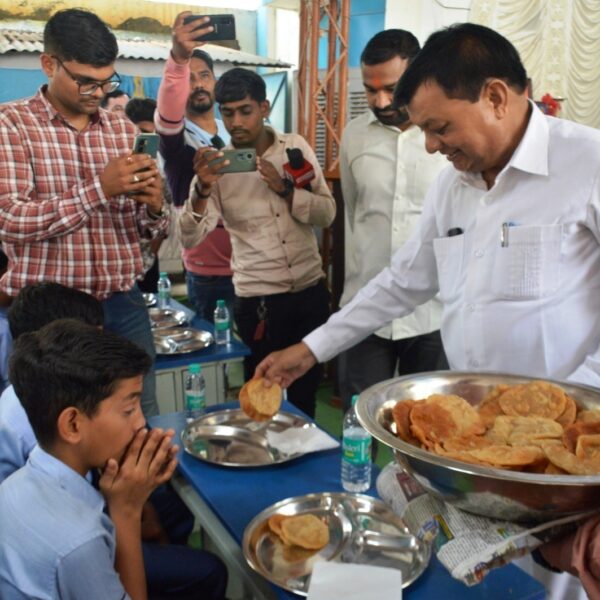 उद्योग मंत्री लखन लाल देवांगन ने पौष्टिक नाश्ता कार्यक्रम का किया शुभारंभ