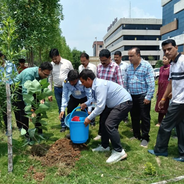 ‘एक पेड़ मां के नाम’ पर आयुक्त सह संचालक स्वास्थ्य ऋतुराज रघुवंशी ने किया वृक्षारोपण