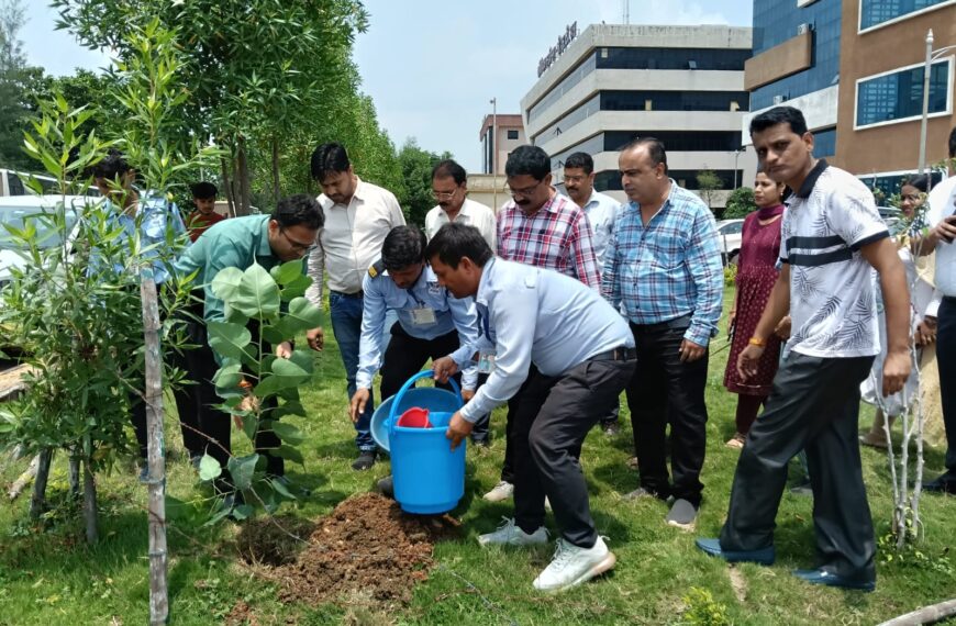 ‘एक पेड़ मां के नाम’ पर आयुक्त सह संचालक स्वास्थ्य ऋतुराज रघुवंशी ने किया वृक्षारोपण