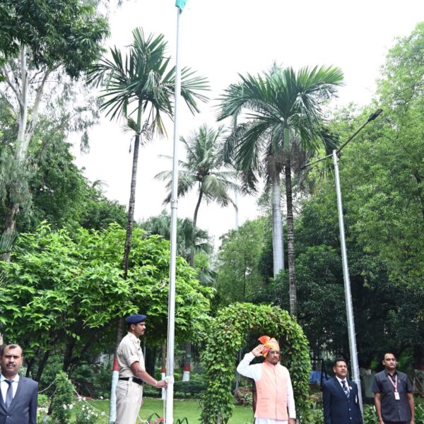 मुख्यमंत्री विष्णु देव साय ने स्वतंत्रता दिवस पर अपने निवास में किया ध्वजारोहण