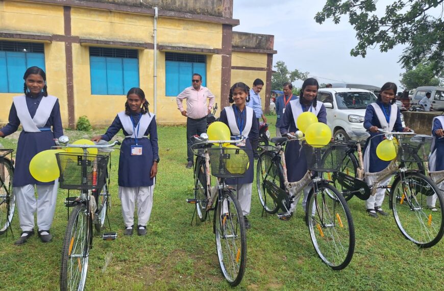 सरस्वती साइकिल योजना छात्राओं के लिए बनी वरदान, समय पर स्कूल पहुंचना हुआ आसान