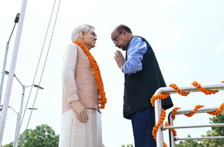 राज्यपाल श्री डेका और मुख्यमंत्री साय ने पूर्व प्रधानमंत्री भारत रत्न स्वर्गीय अटल बिहारी वाजपेयी की प्रतिमा पर माल्यार्पण कर उन्हें नमन किया