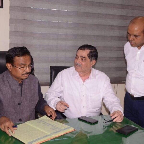 21 कर्मचारियों को शो-कॉज जारी, कमिश्नर ने जिला अस्पताल का किया इंस्पेक्शन, डाक्टरों को दो टूक निर्देश