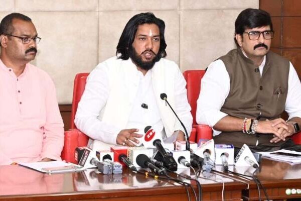 देवेंद्र यादव ने सफेद झंडा पैर के पास रखकर समाज की भावनाओं का अपमान किया: गुरु खुशवंत