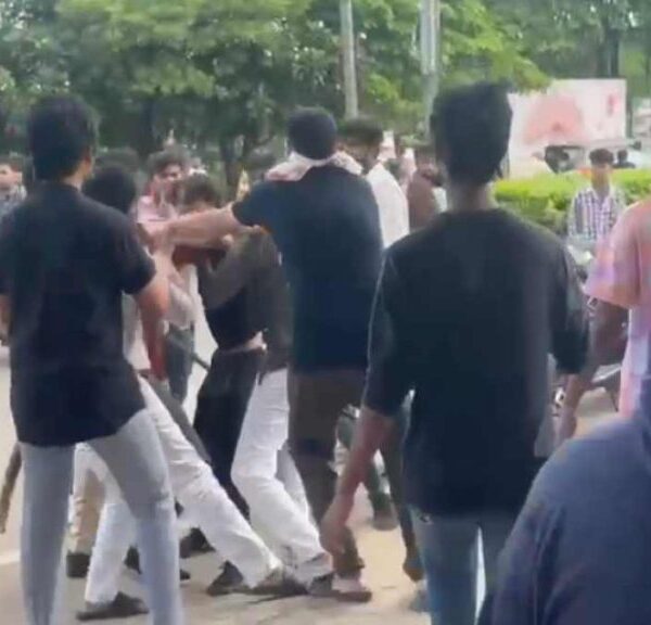 कॉलेज में वर्चस्व को लेकर दो पक्षों में जमकर मारपीट, युवकों ने चलाए डंडे और लात-घूसे
