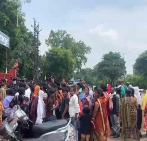 विधायक देवेंद्र यादव को राखी बांधने रायपुर सेंट्रल जेल पहुंची सैकड़ों महिलाएं, अनुमति नहीं मिलने पर किया चक्काजाम