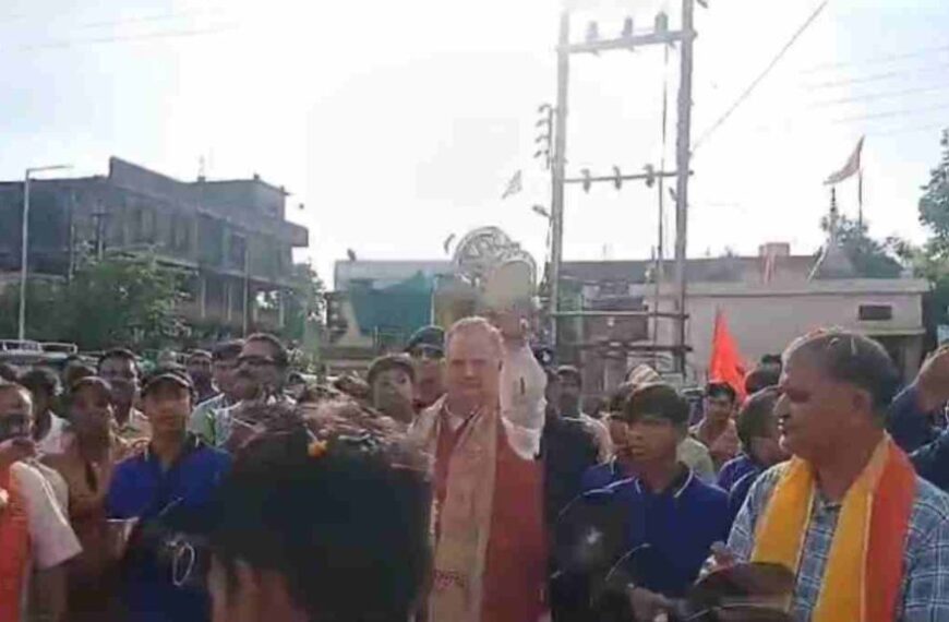 विधानसभा अध्यक्ष डॉ. रमन सिंह ने कांवड़ियों पर बरसाए फूल, डमरू भी बजाया