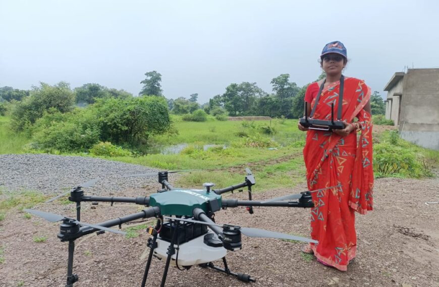 घरेलू काम के संग निरूपा साहू उड़ाती है अब ड्रोन, गांव में कहलाती है ड्रोन वाली दीदी