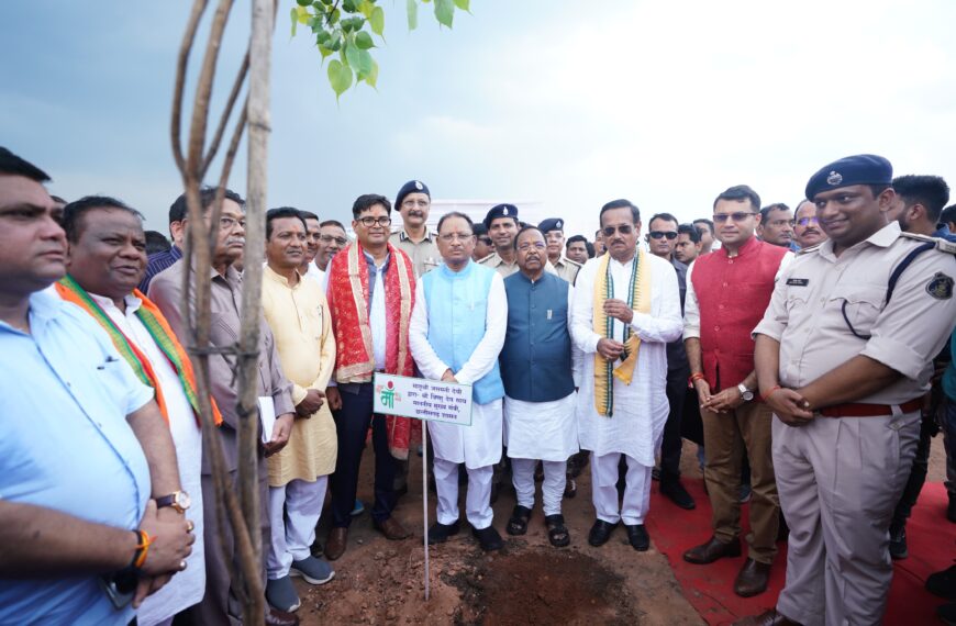 मुख्यमंत्री विष्णु देव साय ने “एक पेड़ मां के नाम” अभियान के तहत किया वृक्षारोपण