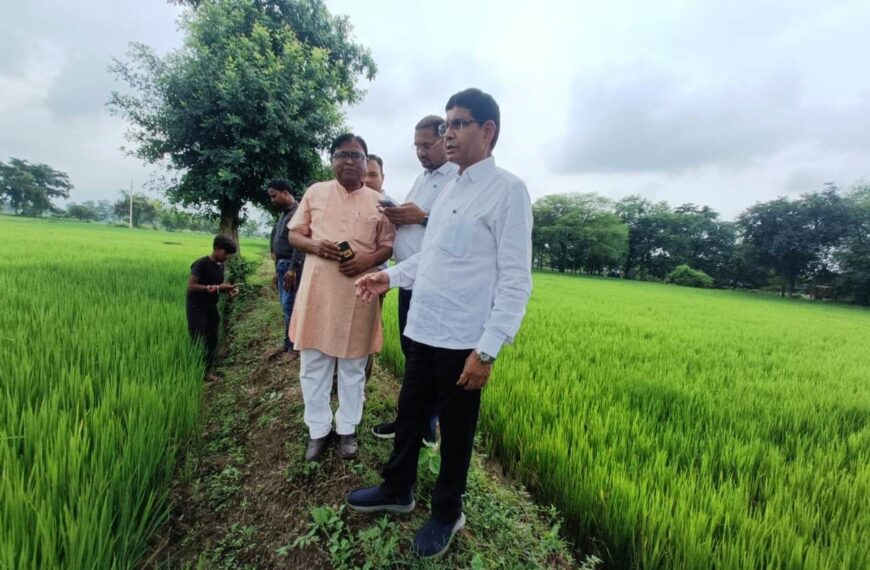 राजस्व मंत्री बने सर्वेयर, मोबाईल में जियो-रिफ्रेसिंग के जरिए एंट्री कर खसरा का किए सत्यापन