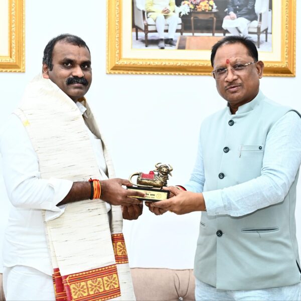 मुख्यमंत्री विष्णुदेव साय से केंद्रीय राज्यमंत्री डॉ. एल. मुरुगन ने सौजन्य मुलाकात की