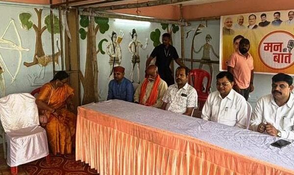 उद्योग मंत्री लखन लाल देवांगन ने आम नागरिकों के साथ सुनी ’मन की बात’