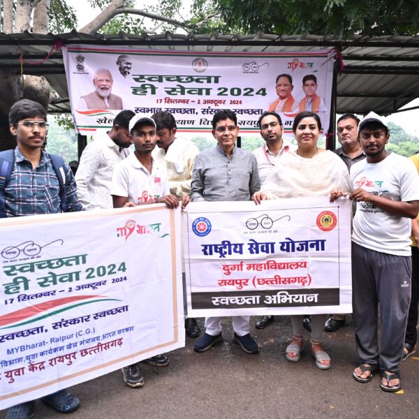 स्वच्छता ही सेवा अभियान में खिलाड़ियों के साथ खेल मंत्री टंक राम वर्मा ने की साफ सफाई